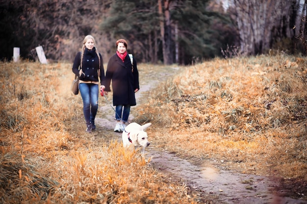 Ragazza in una passeggiata in autunno