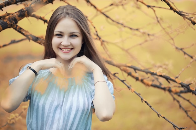 Ragazza in una passeggiata in autunno