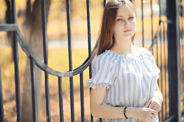 Ragazza in una passeggiata in autunno