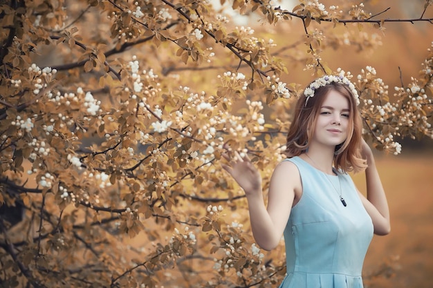 Ragazza in una passeggiata in autunno