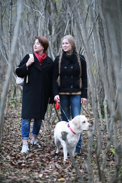 Ragazza in una passeggiata in autunno