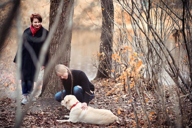 Ragazza in una passeggiata in autunno