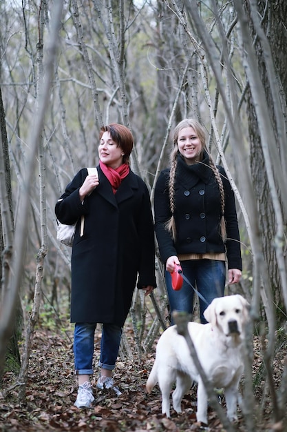 Ragazza in una passeggiata in autunno