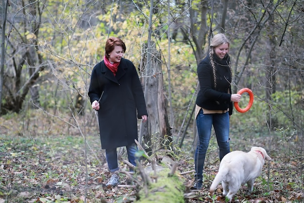 Ragazza in una passeggiata in autunno