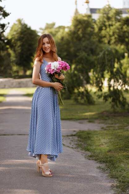 ragazza in una passeggiata in estate. bellissimo look estivo per passeggiate.