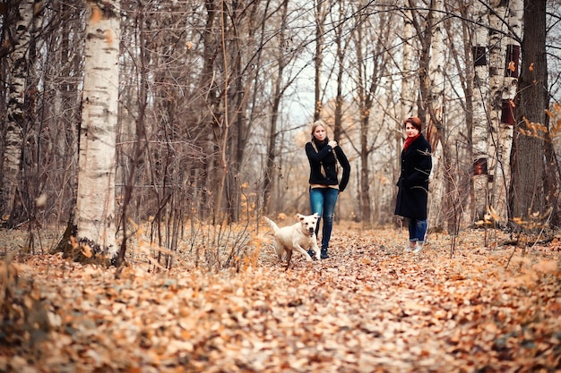 Ragazza in una passeggiata nel giardino d'autunno