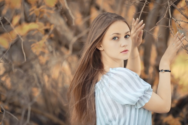 Ragazza in una passeggiata nel parco autunnale