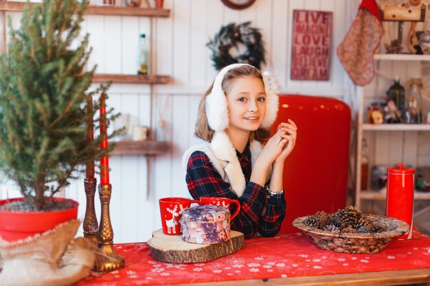 Ragazza in una stanza con decorazioni natalizie