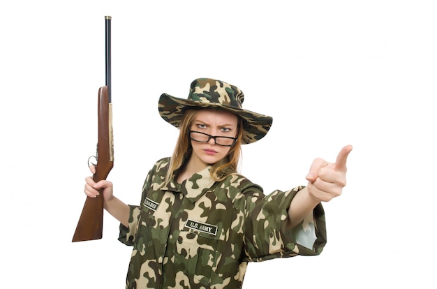 Ragazza in uniforme militare che giudica la pistola isolata su bianco