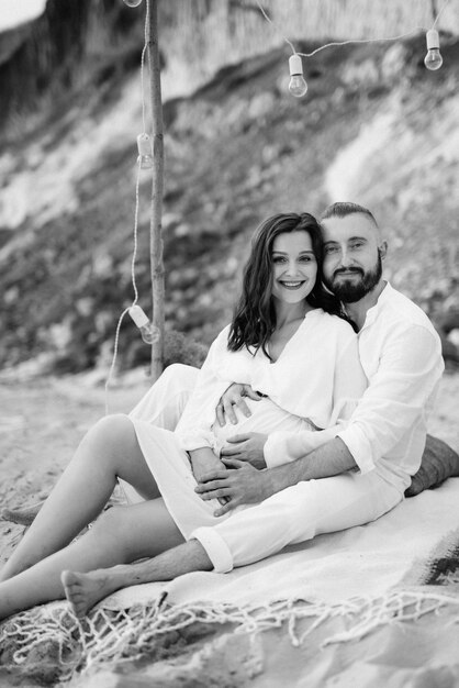 Ragazza incinta e fidanzato durante un picnic