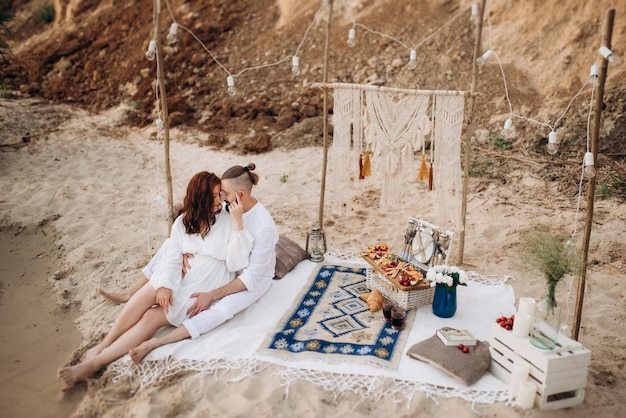 Ragazza incinta e fidanzato durante un picnic