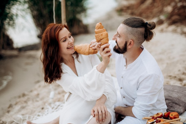 Ragazza incinta e fidanzato durante un picnic