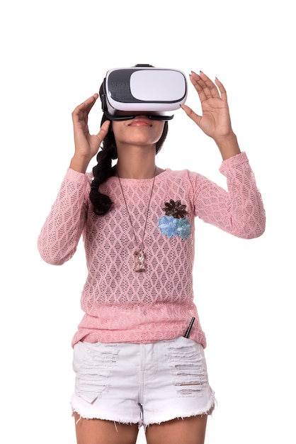 Ragazza indiana che osserva anche se dispositivo VR, auricolare occhiali per realtà virtuale 3D, ragazza con tecnologia del futuro di imaging moderno.