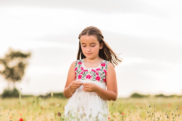 Ragazza ispanica che fa una danza virale per lo stile di vita dell'applicazione smartphone mobile dei social network