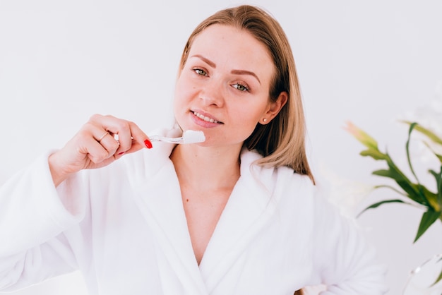 Ragazza lavarsi i denti in bagno