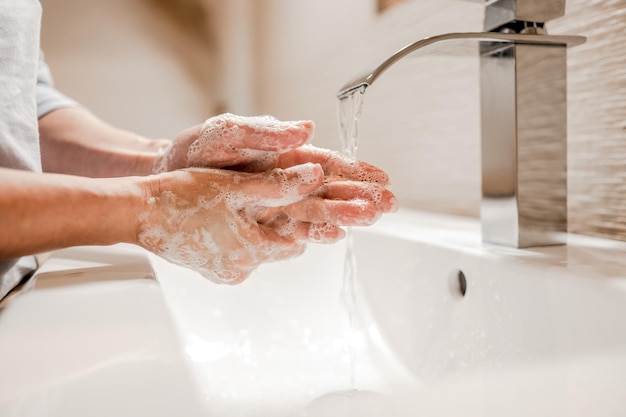 Ragazza lavarsi le mani con il sapone in bagno