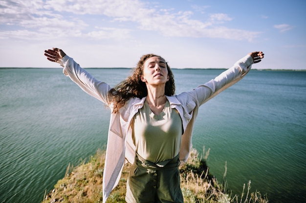 Ragazza libera che sente il vento in mare