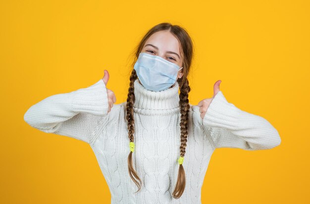 ragazza malata in maschera di protezione durante l'epidemia di pandemia covid19, tenere al sicuro.