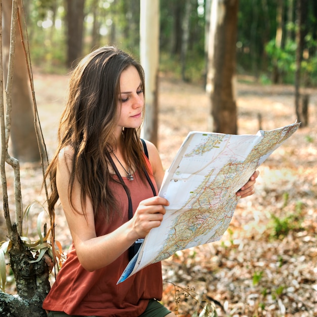 Ragazza mappa all&#39;aperto viaggio concetto