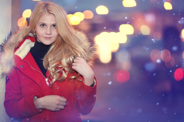 ragazza moda notte luci della città neve acquisto vendite