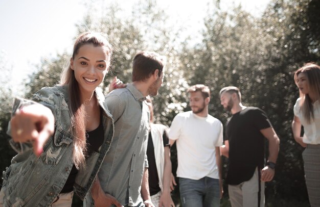 Ragazza moderna sullo sfondo dei suoi amici