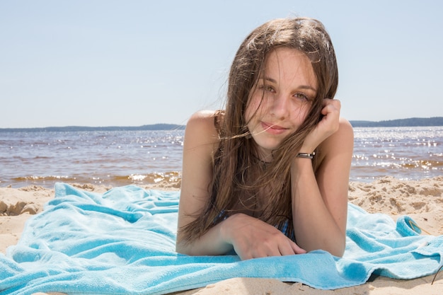 Ragazza molto graziosa sulla spiaggia ad estate