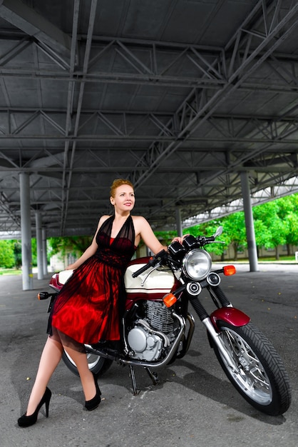 Ragazza motociclista su una moto