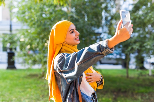 Ragazza musulmana in hijab fa un selfie