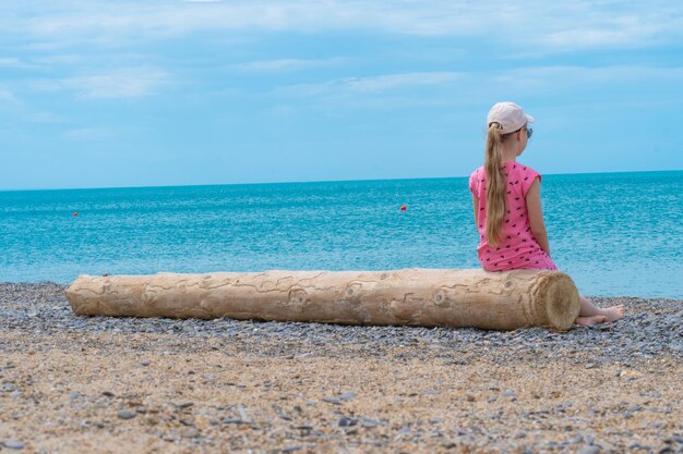 Ragazza natura mare roccia registro vacanze estive spiaggia giovane sabbia concetto donna oceano da rilassarsi da