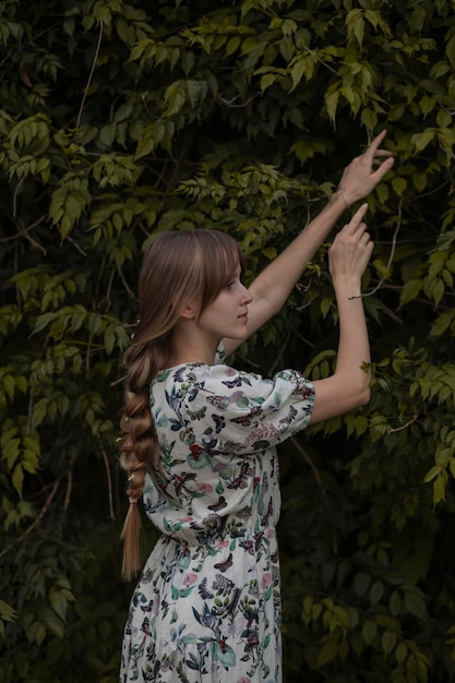 ragazza nel bosco con vestito a fiori