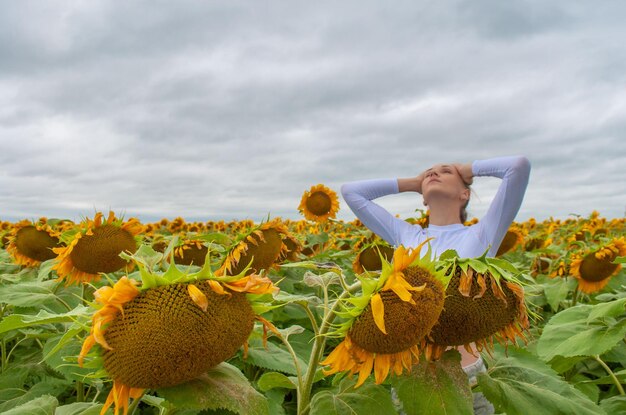 Ragazza nel campo con i girasoli. Girasoli.