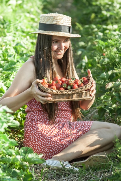 Ragazza nel campo di fragole