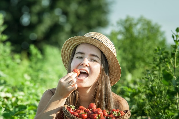 Ragazza nel campo di fragole