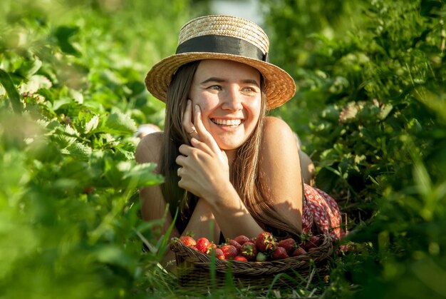 Ragazza nel campo di fragole