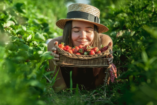 Ragazza nel campo di fragole