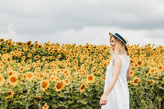 Ragazza nel campo di girasoli.