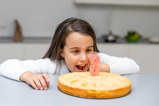 Ragazza nel compleanno con una torta con candela