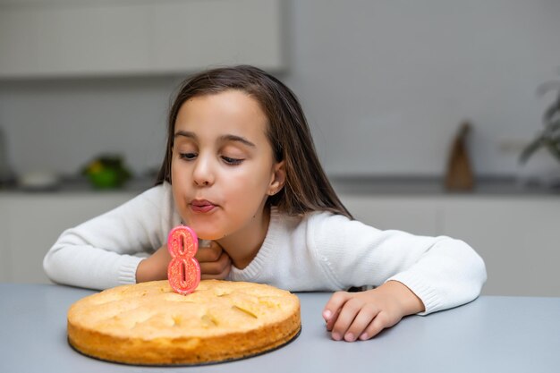 Ragazza nel compleanno con una torta con candela