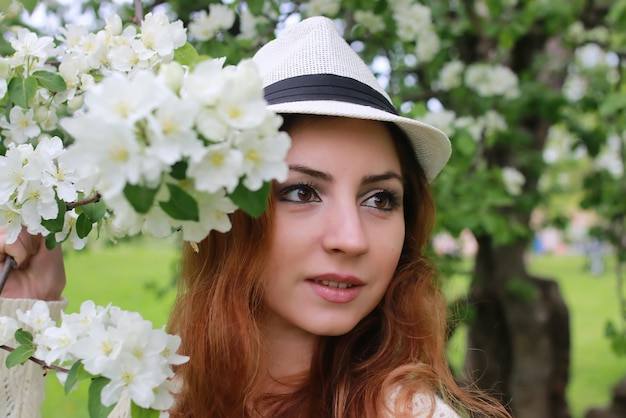 Ragazza nel fiore del giardino di mele