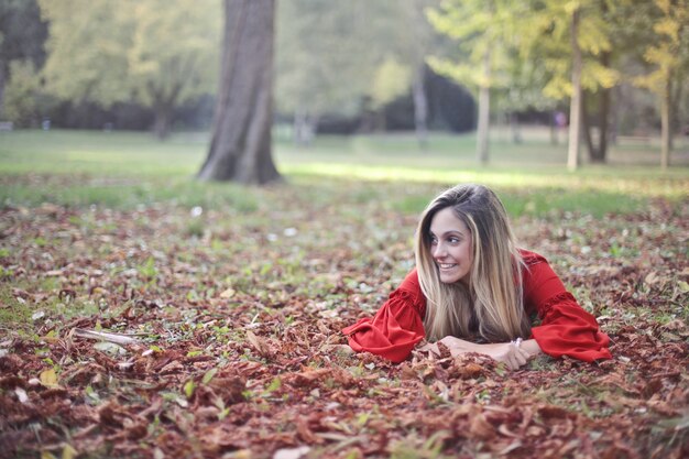 ragazza nel parco autunnale