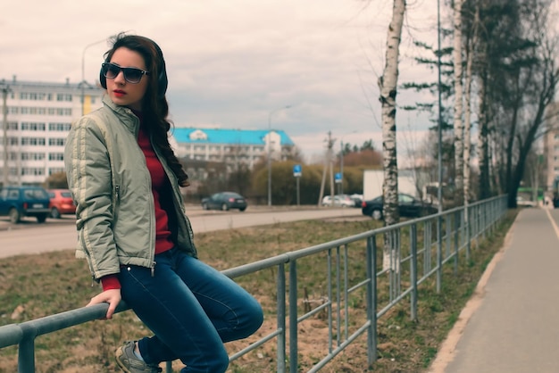 Ragazza nel parco con le cuffie