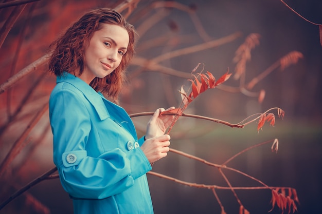 Ragazza nel parco d'autunno