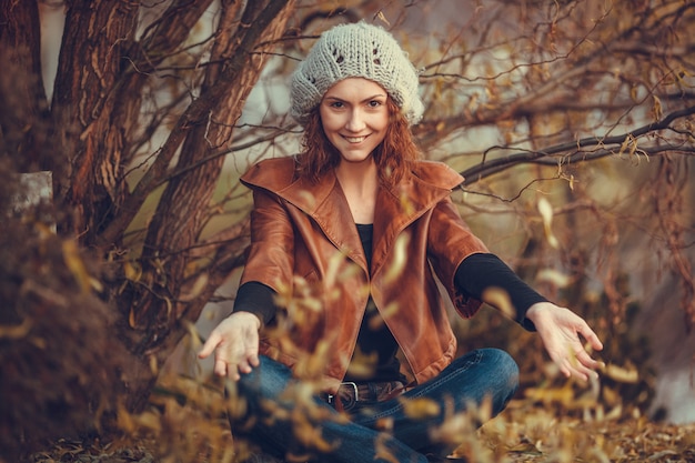 Ragazza nel parco d'autunno