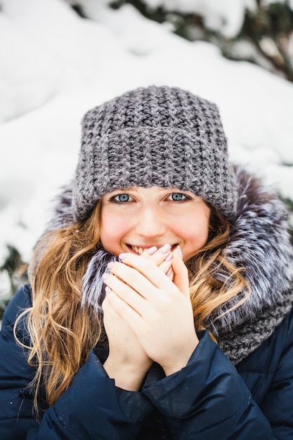 Ragazza nel parco di inverno coperto di neve