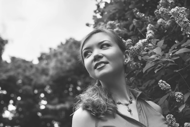 Ragazza nel parco. fiori di lillà