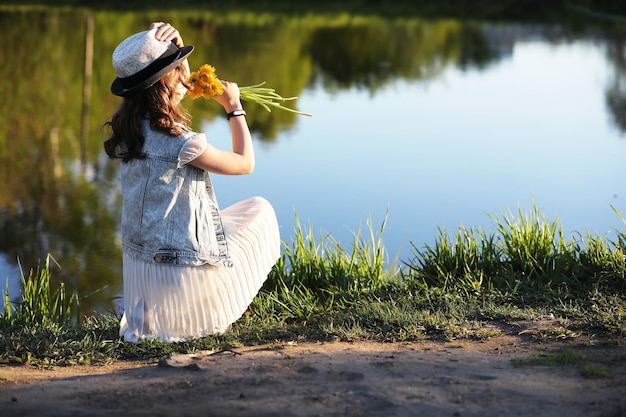 Ragazza nel parco in primavera