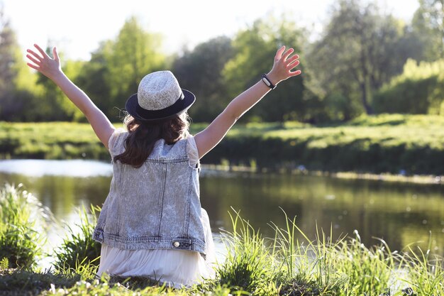 Ragazza nel parco in primavera