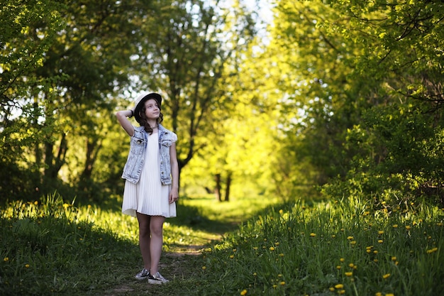 Ragazza nel parco la sera di una giornata di sole in primavera