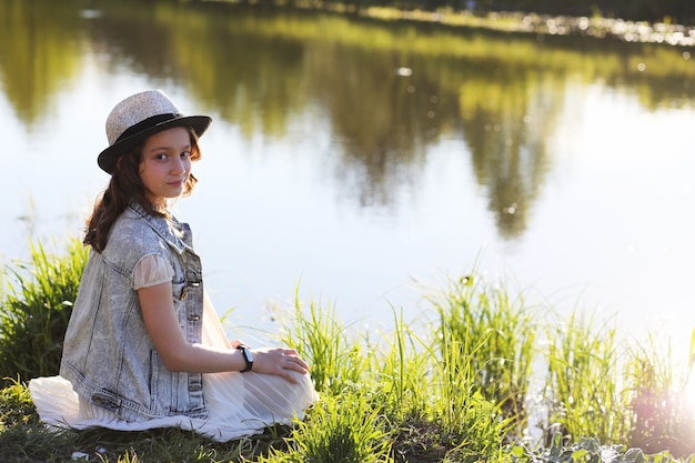 Ragazza nel parco la sera di una giornata di sole in primavera