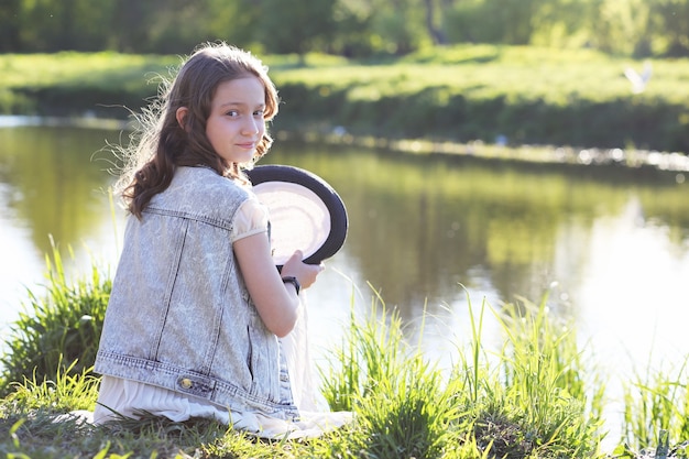 Ragazza nel parco la sera di una giornata di sole in primavera